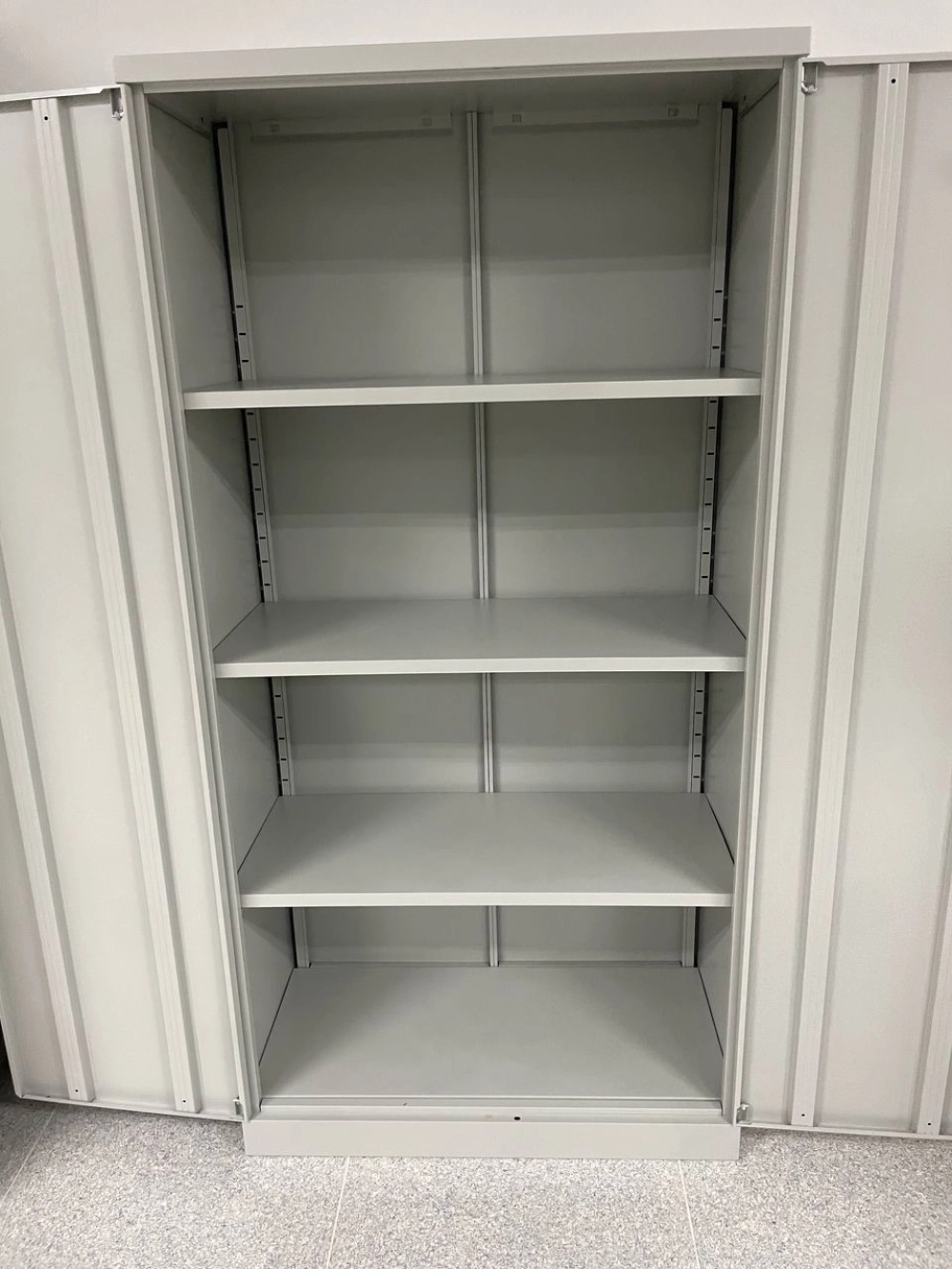 Pembekal Perabot Pejabat Besi Johor Bahru (JB) Malaysia – Penyelesaian Tahan Lama untuk Ruang Kerja Moden"