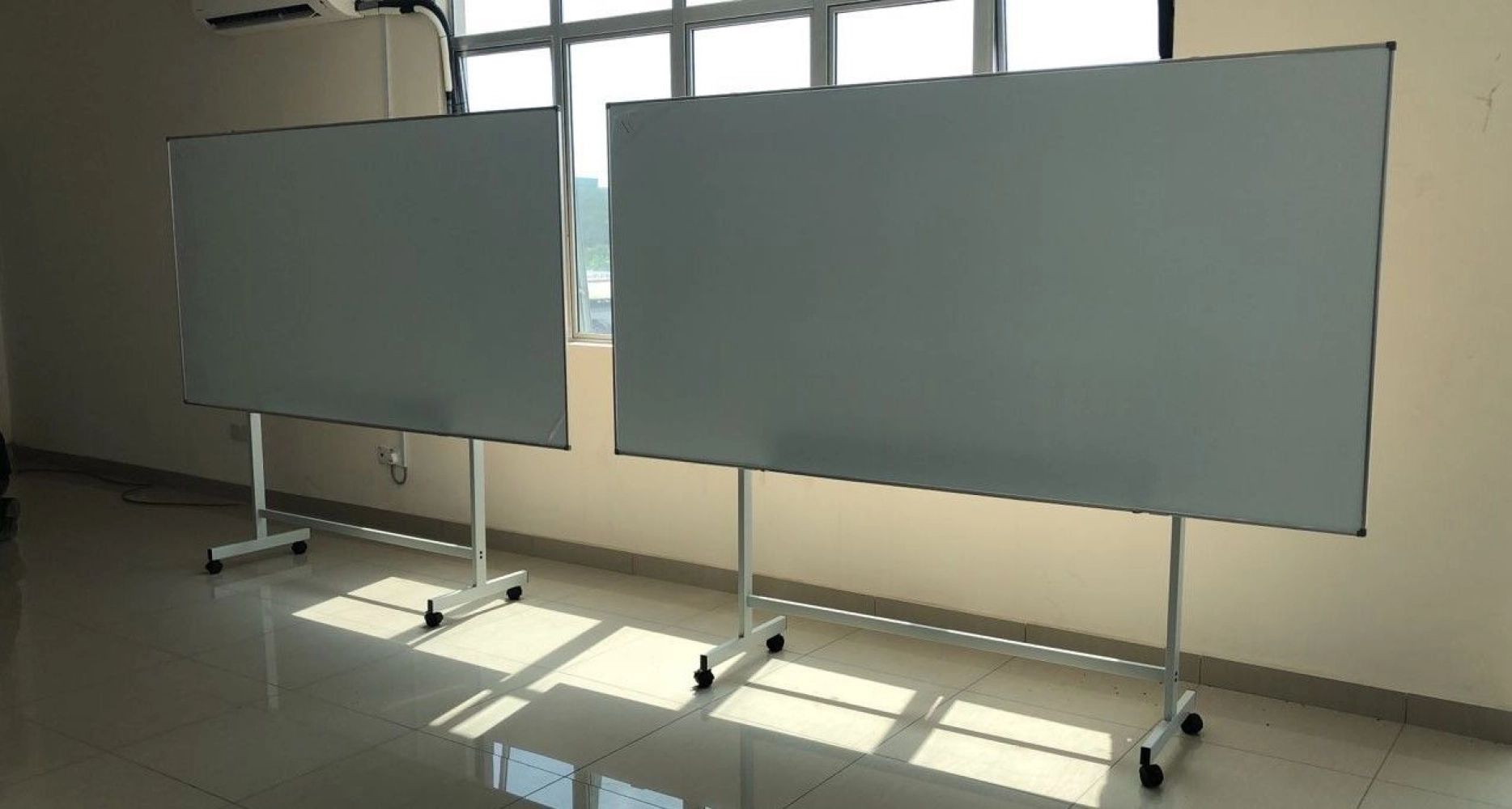 Glass Whiteboard vs. Magnetic Whiteboard: Which is Best for Your Office?
